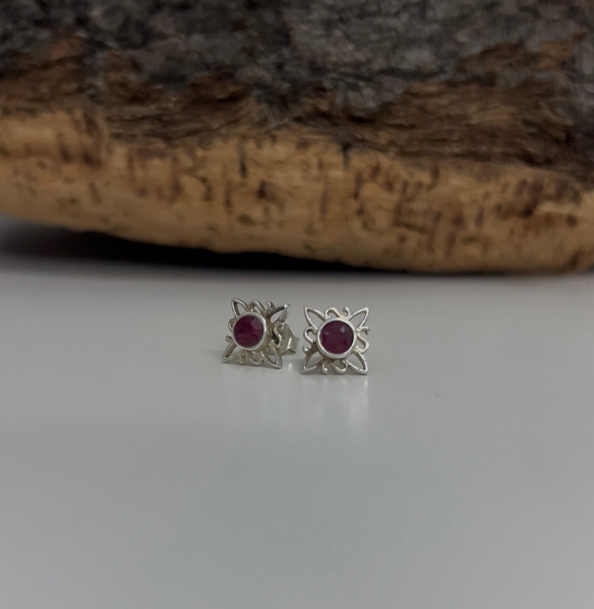 Pendientes nudo de bruja con rubí.