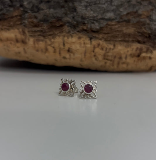 Pendientes nudo de bruja con rubí.