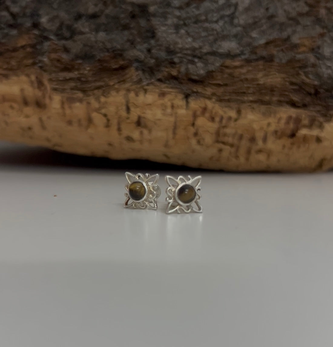 Pendientes nudo de bruja con ojo de tigre.