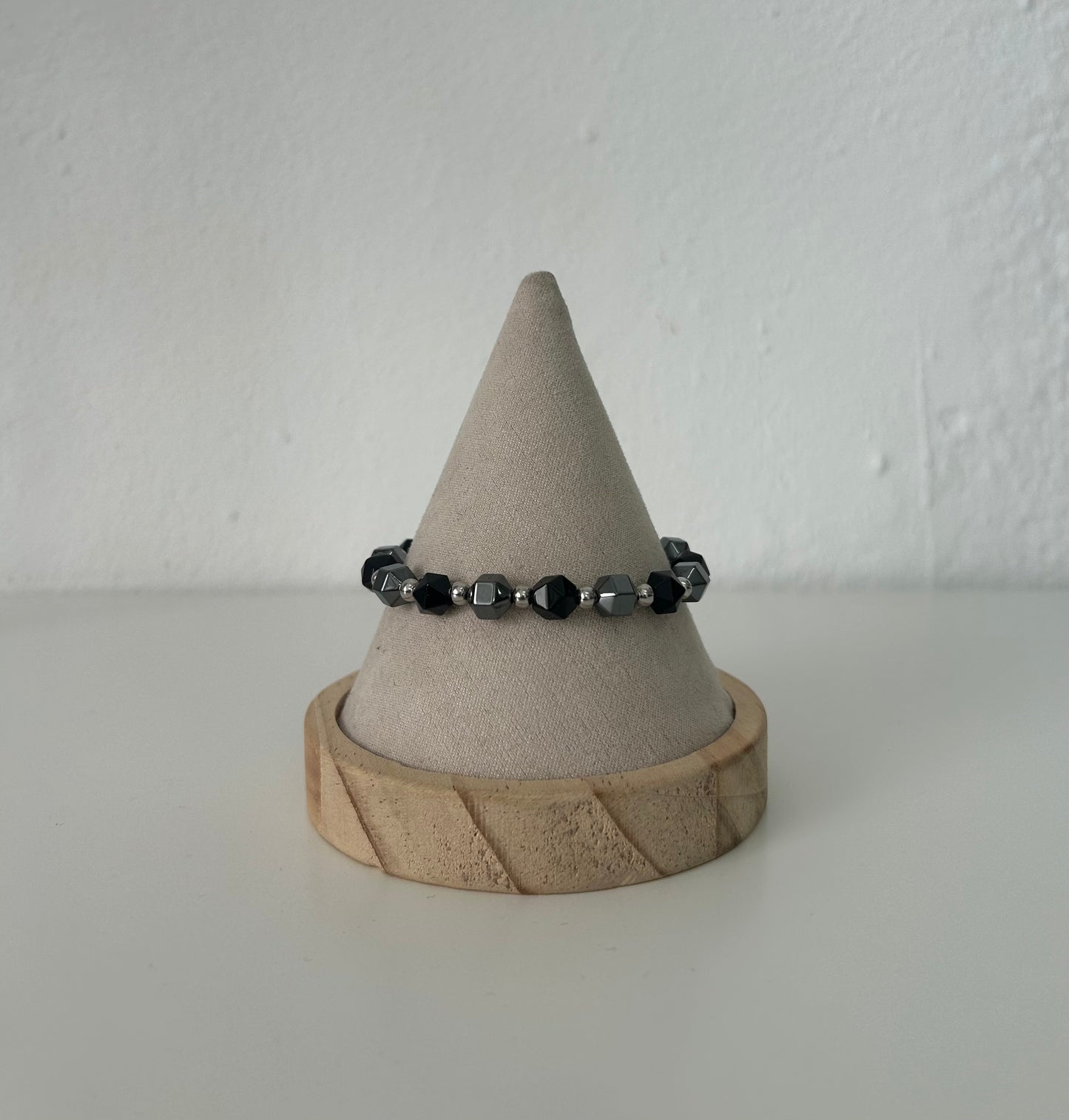 La pulsera ajustable de hematite y onix facetado.