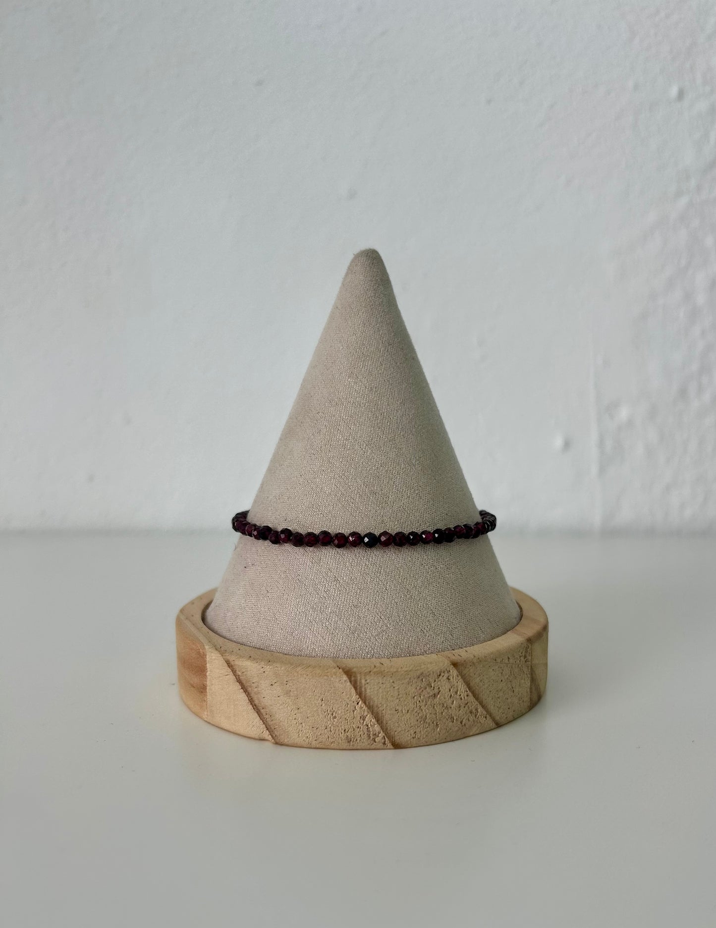 Pulsera de granate facetado con cierre de acero