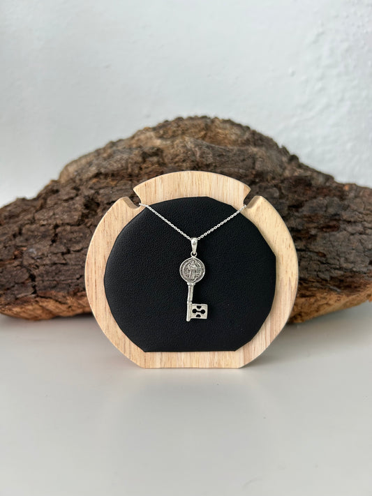 Colgante llave San Benito (plata 925)