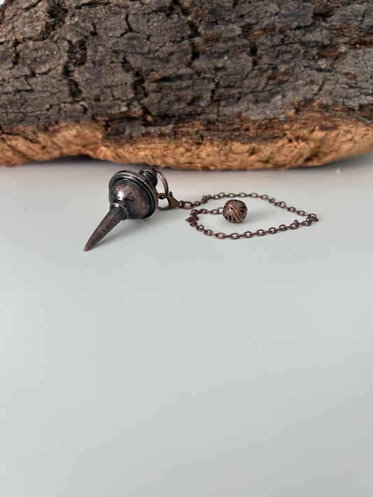 Péndulo de metal color cobre