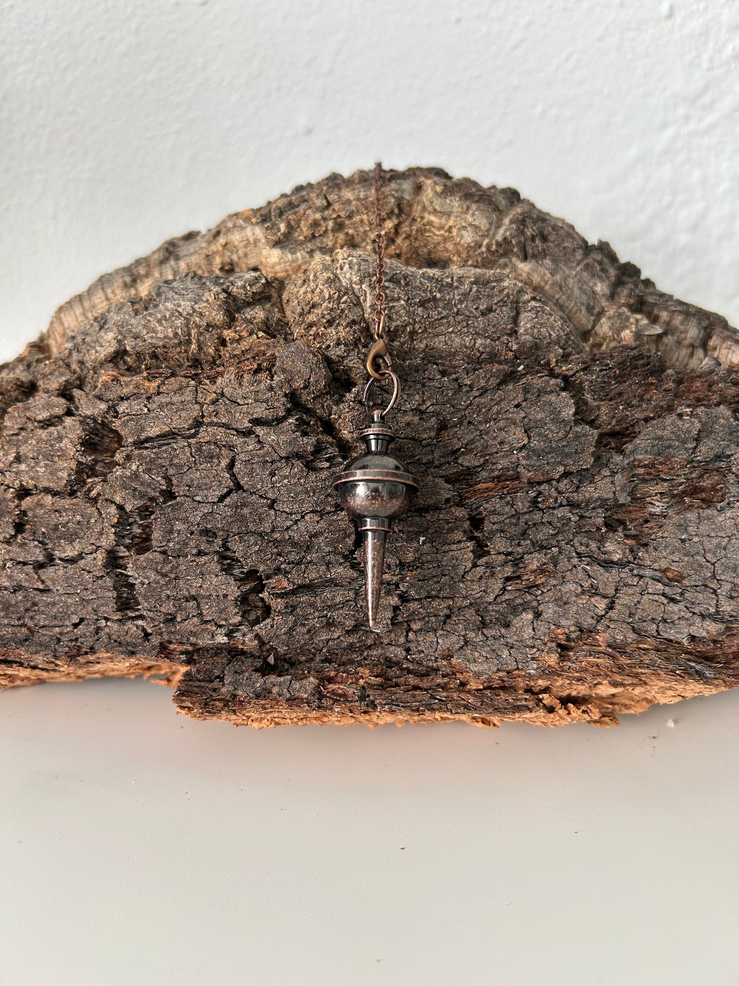 Péndulo de metal color cobre