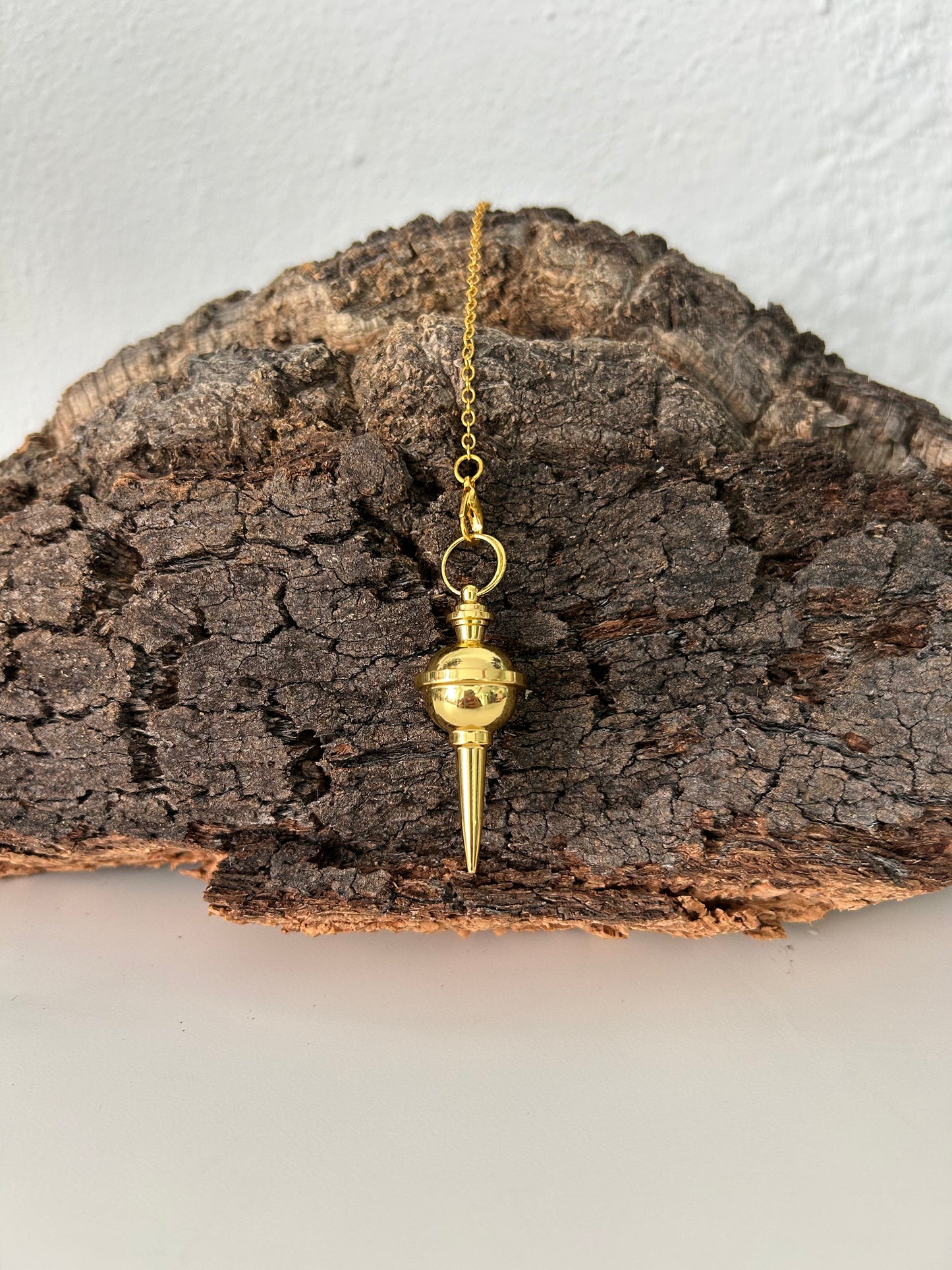 Péndulo de metal color dorado