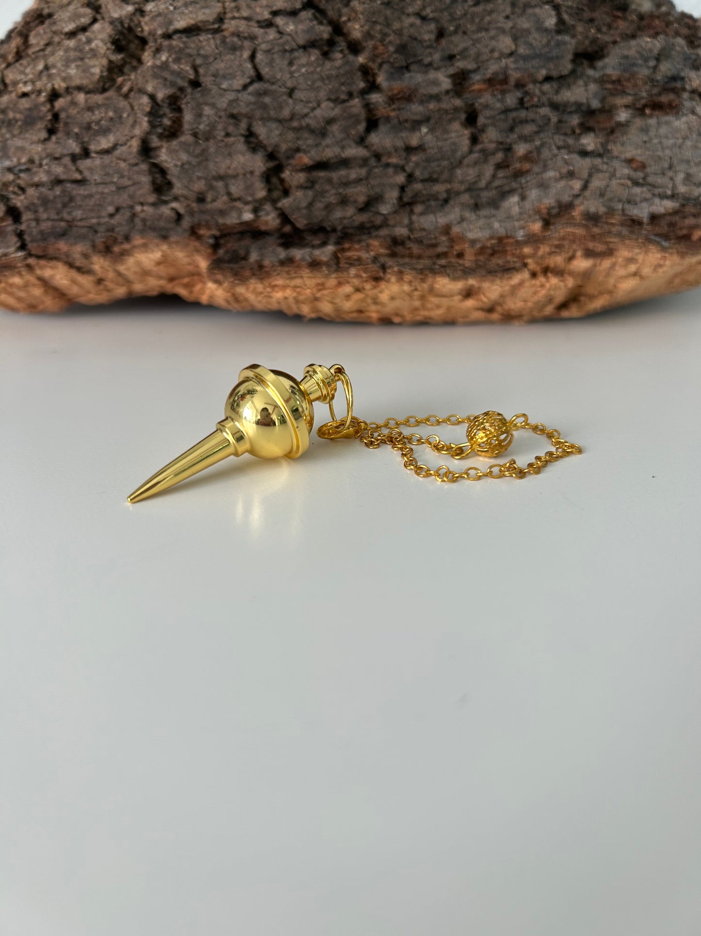 Péndulo de metal color dorado