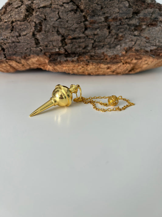 Péndulo de metal color dorado