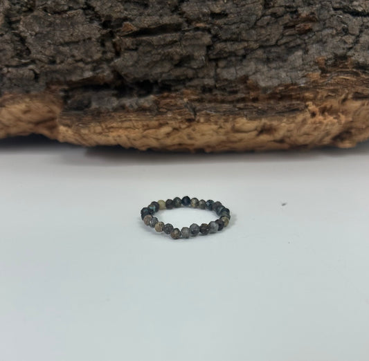 Anillo elástico de turquesa africana facetada