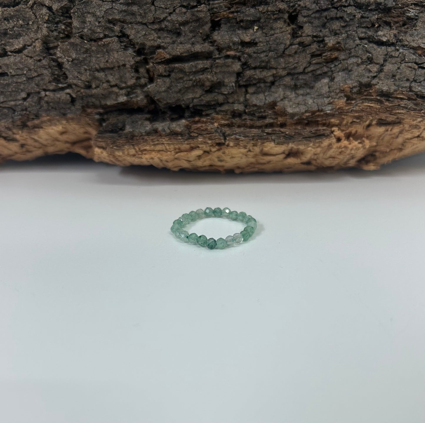 Anillo elástico de cuarzo verde facetado