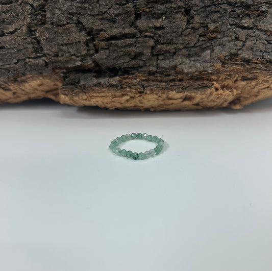 Anillo elástico de cuarzo verde facetado