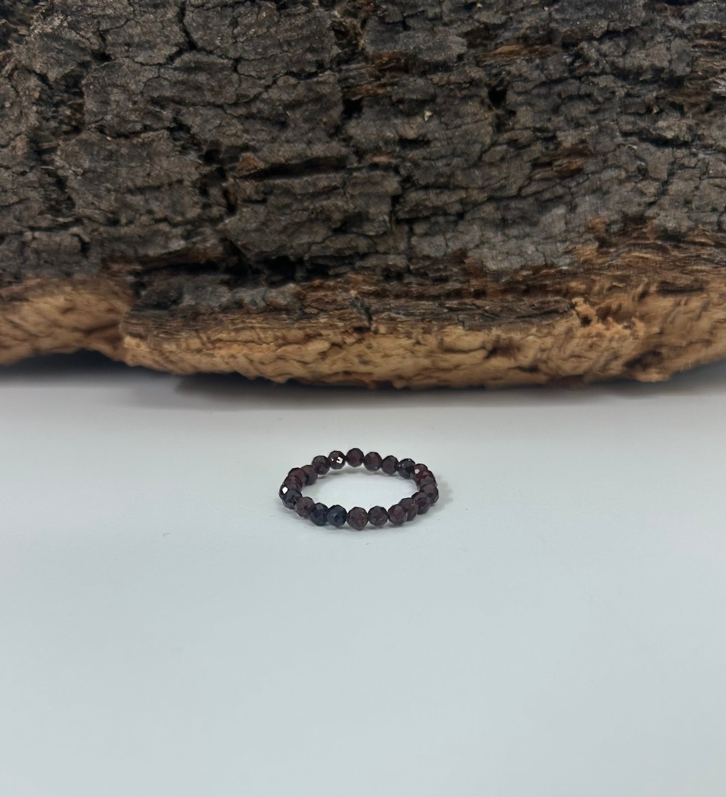 Anillo elástico de granate facetado