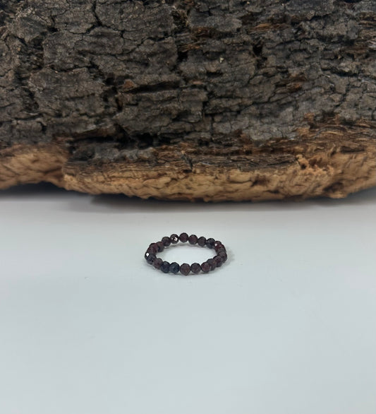 Anillo elástico de granate facetado