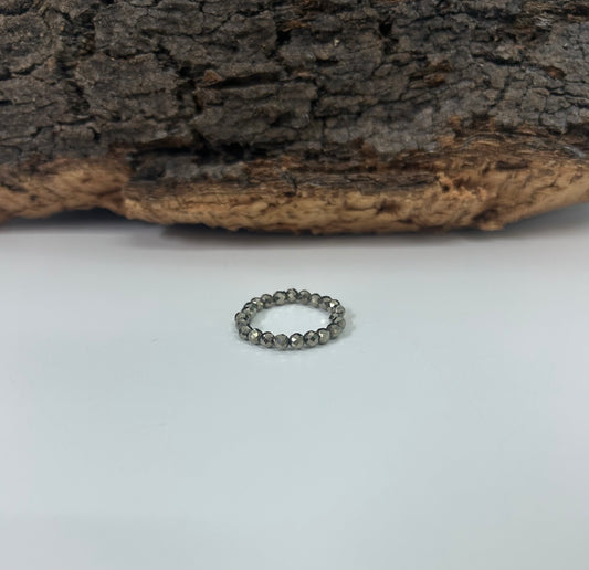 Anillo elástico de pirita facetada