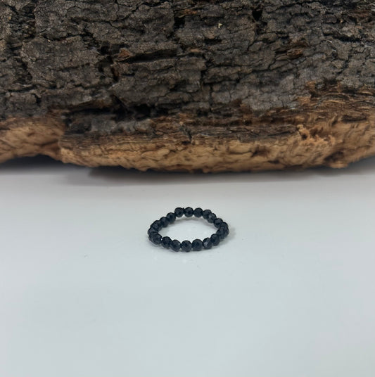 Anillo elástico de turmalina negra facetado
