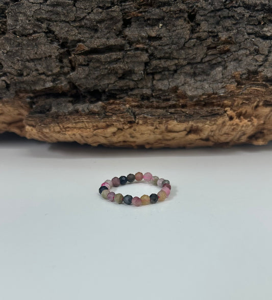Anillo elástico de turmalina sandia facetada