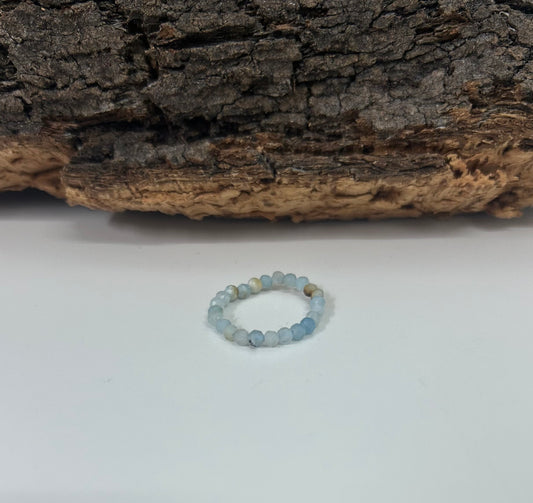 Anillo elástico de amazonita facetada