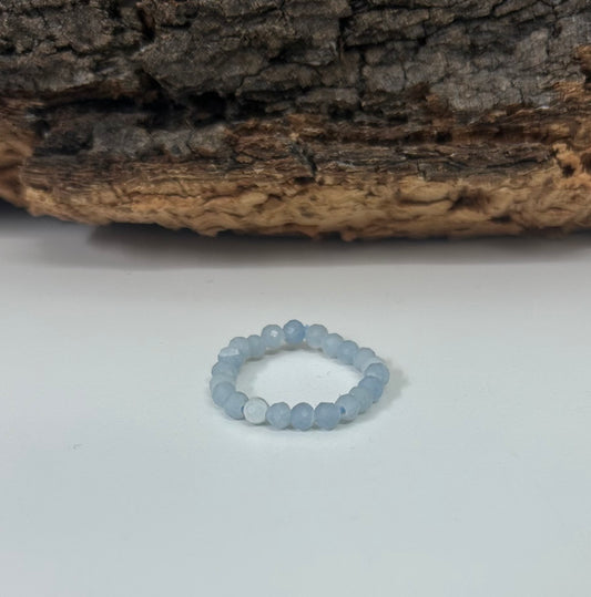 Anillo elástico de angelita facetada