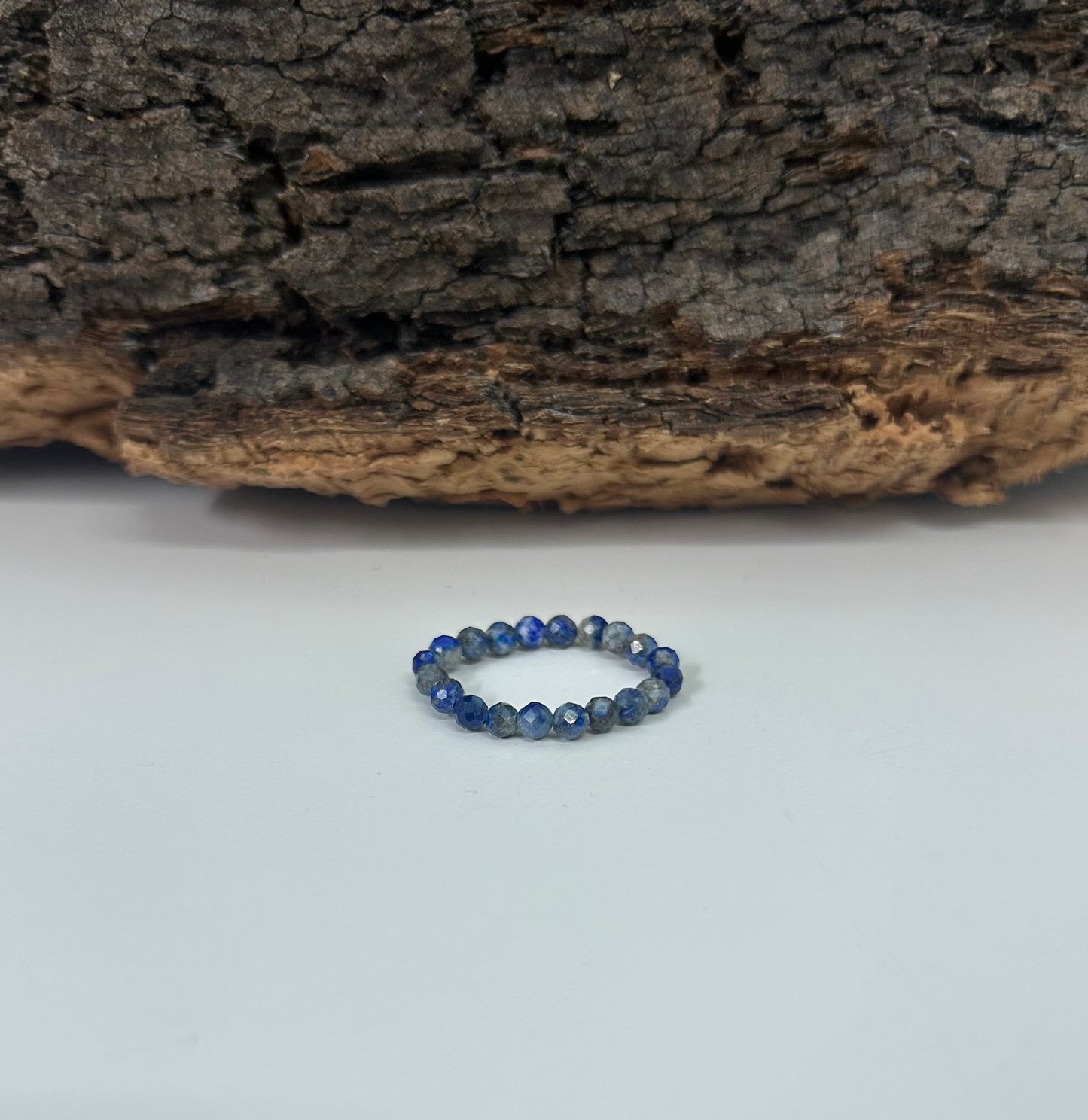 Anillo elástico de lapislázuli facetado