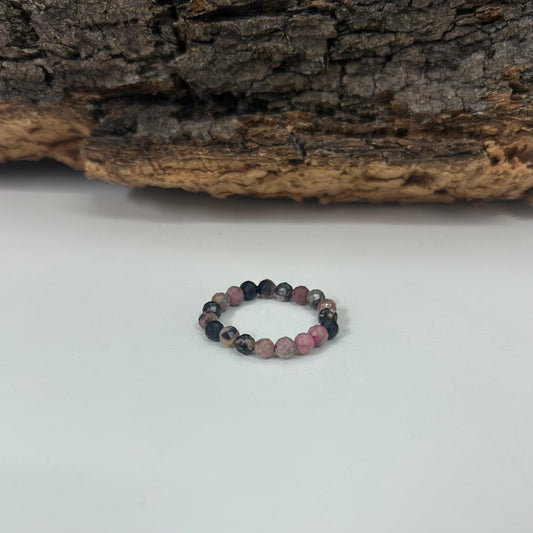 Anillo elástico de rodonita facetado