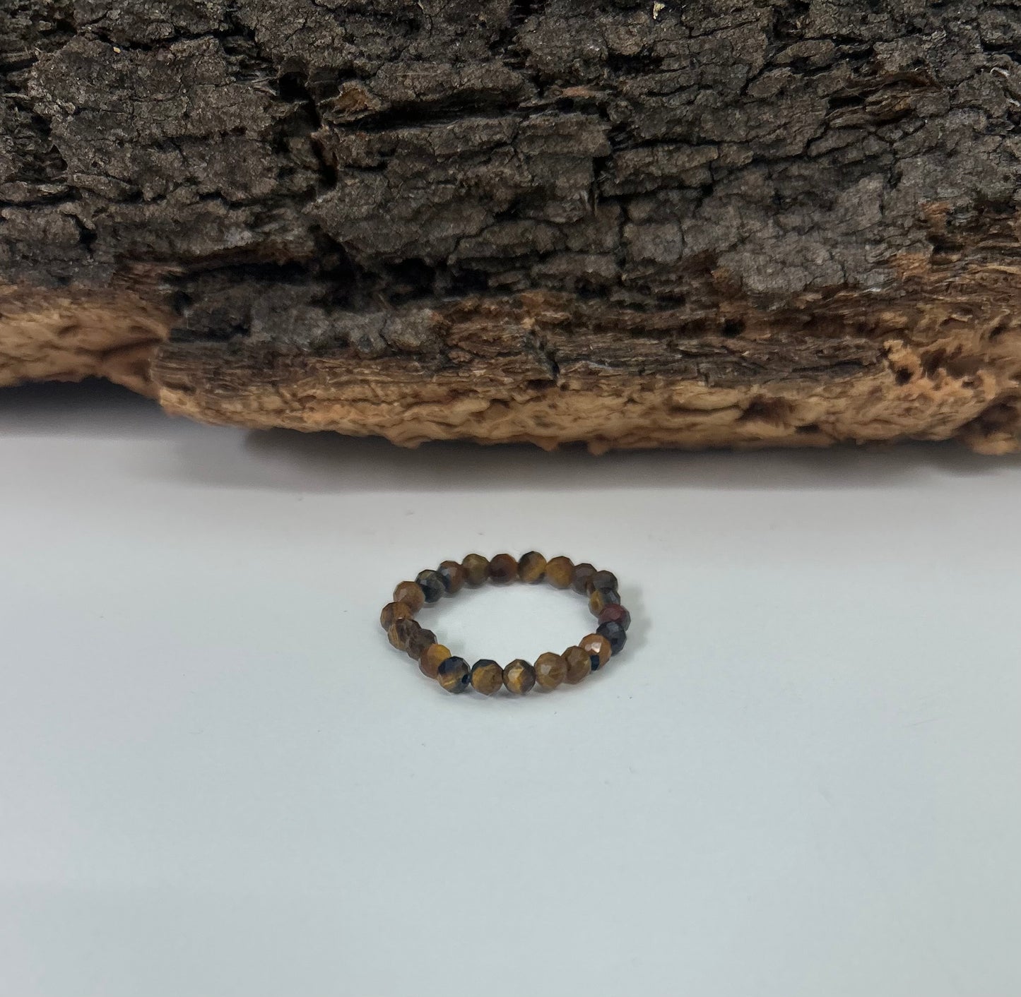 Anillo elástico de ojo de tigre facetado