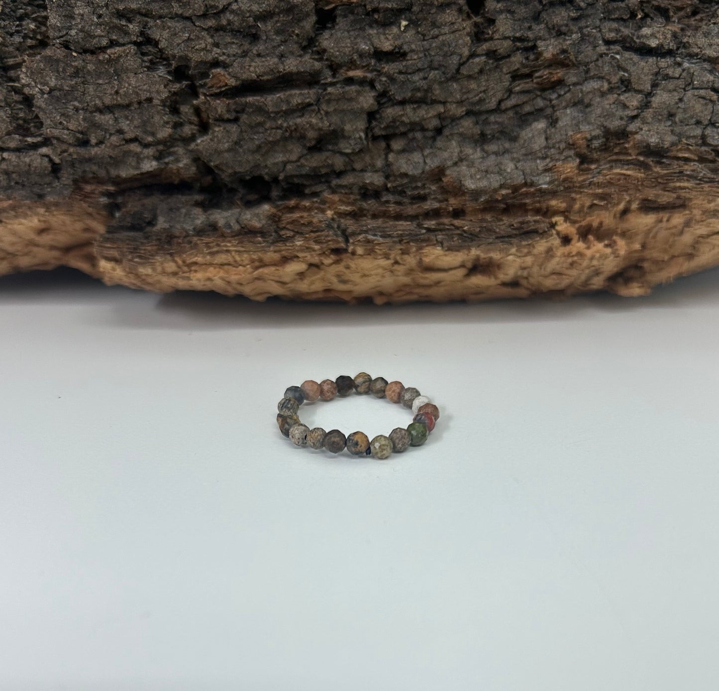 Anillo elástico de jaspe facetado