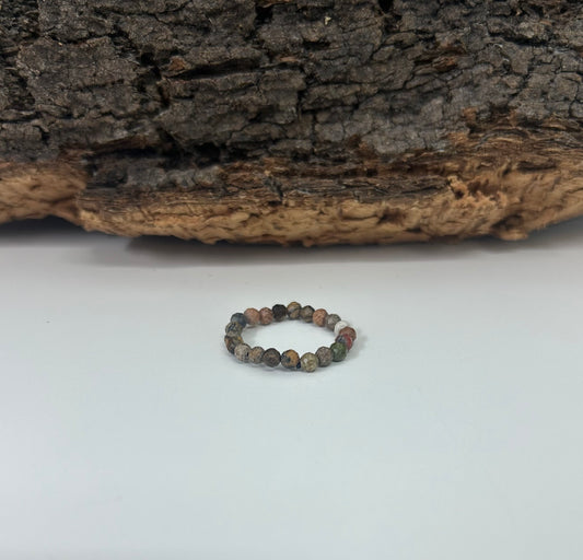 Anillo elástico de jaspe facetado
