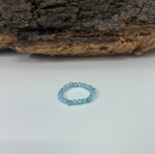 Anillo elástico de topacio azul facetado