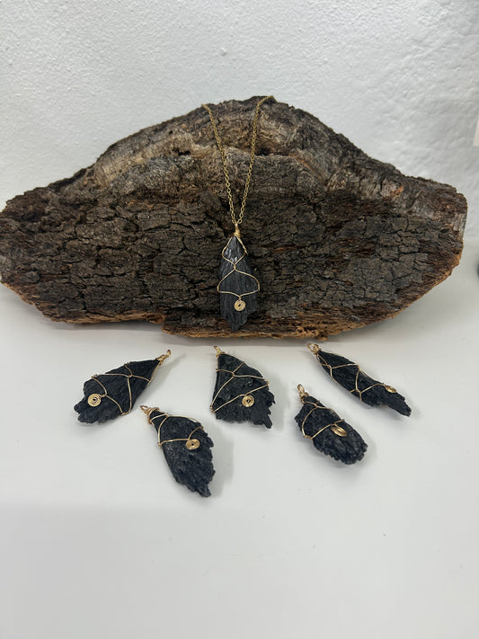 Colgante escoba de bruja dorado