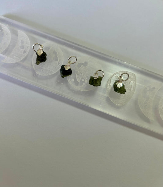 Colgantes de moldavita engarzados en plata con cadena incluida.