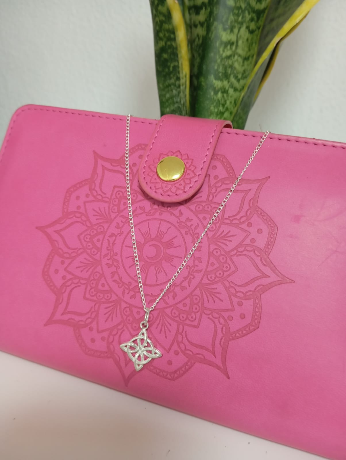 Colgante de nudo de bruja con cadena (plata).