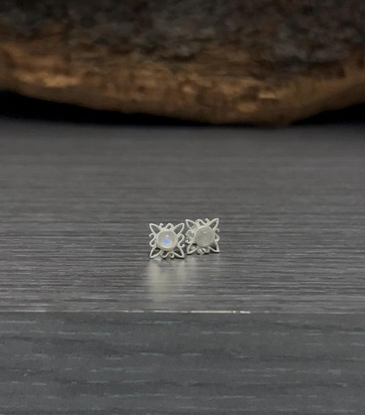 Pendientes nudo de bruja con piedra luna.