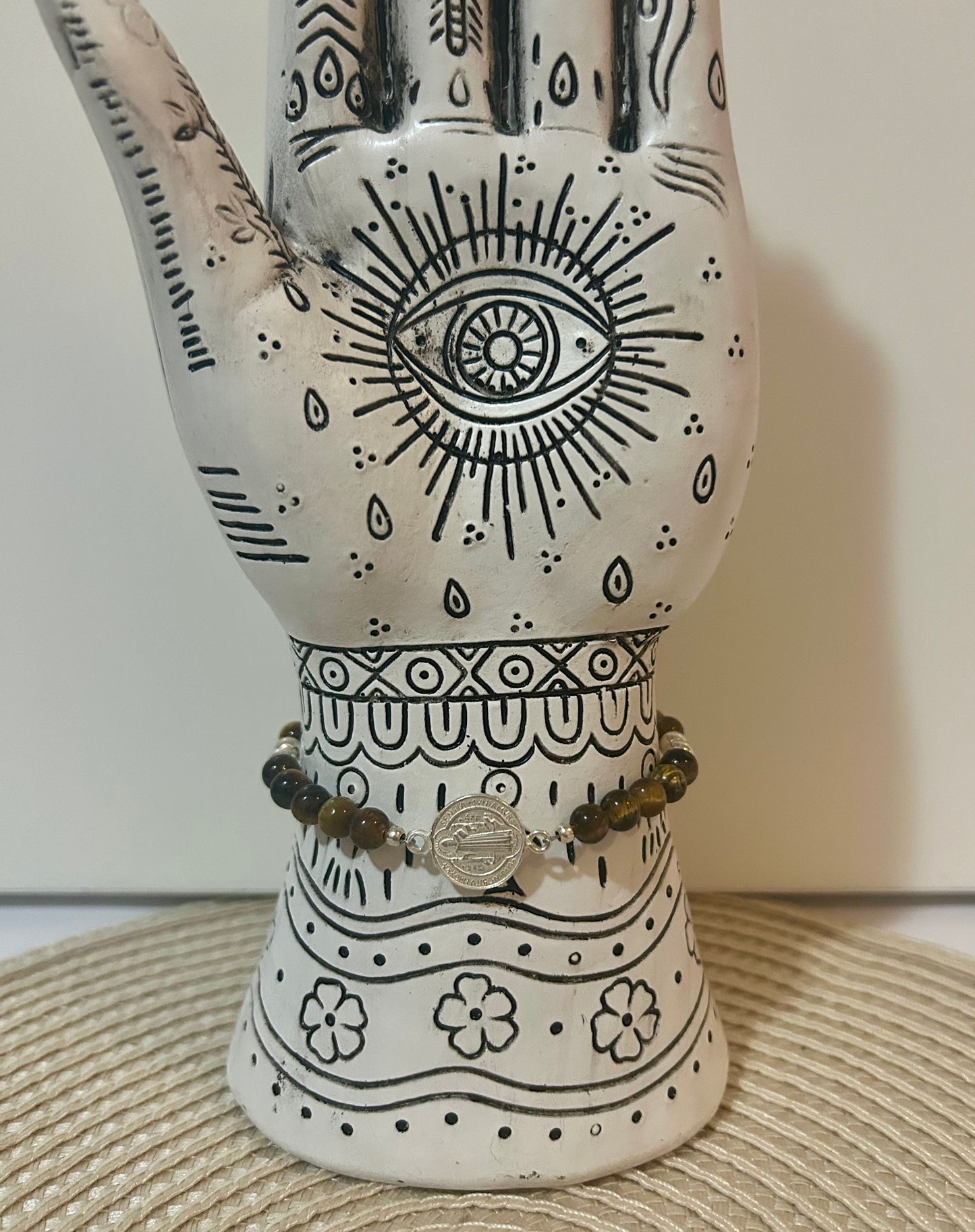 Pulsera de plata San Benito y ojo de tigre.(Consagrado y activado)