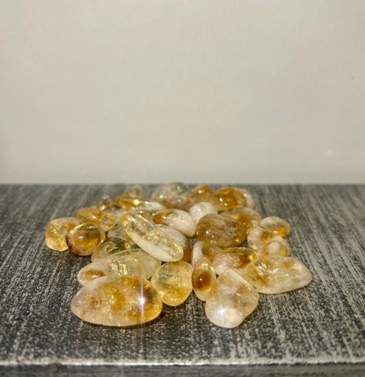 Diente de citrino pulido.