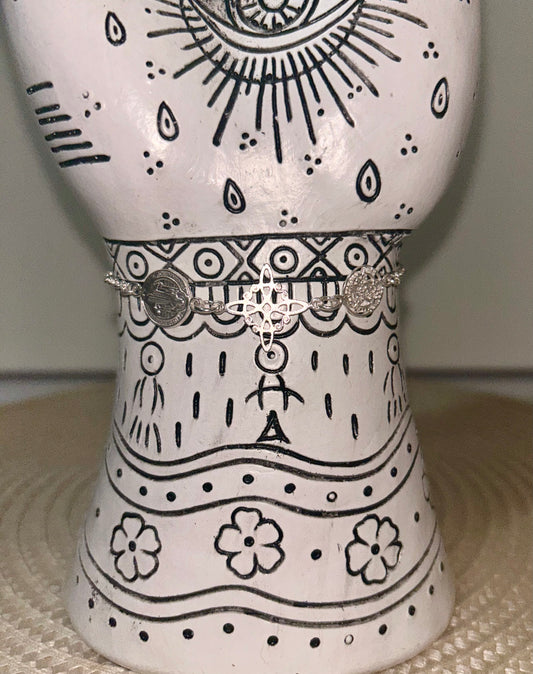 Pulsera triple protección con nudo de bruja, tetragrámaton y medalla de San Benito.(Ritualizado y activado)